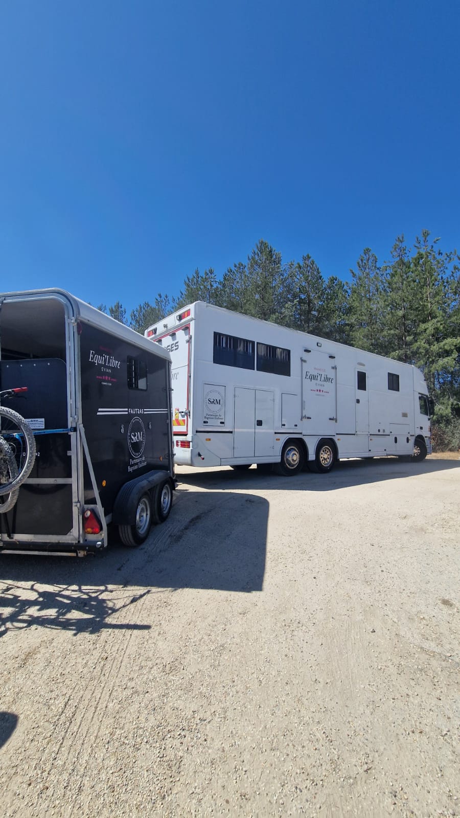 Le camion et le van du Manège Equi'Libre Evian sur un concours