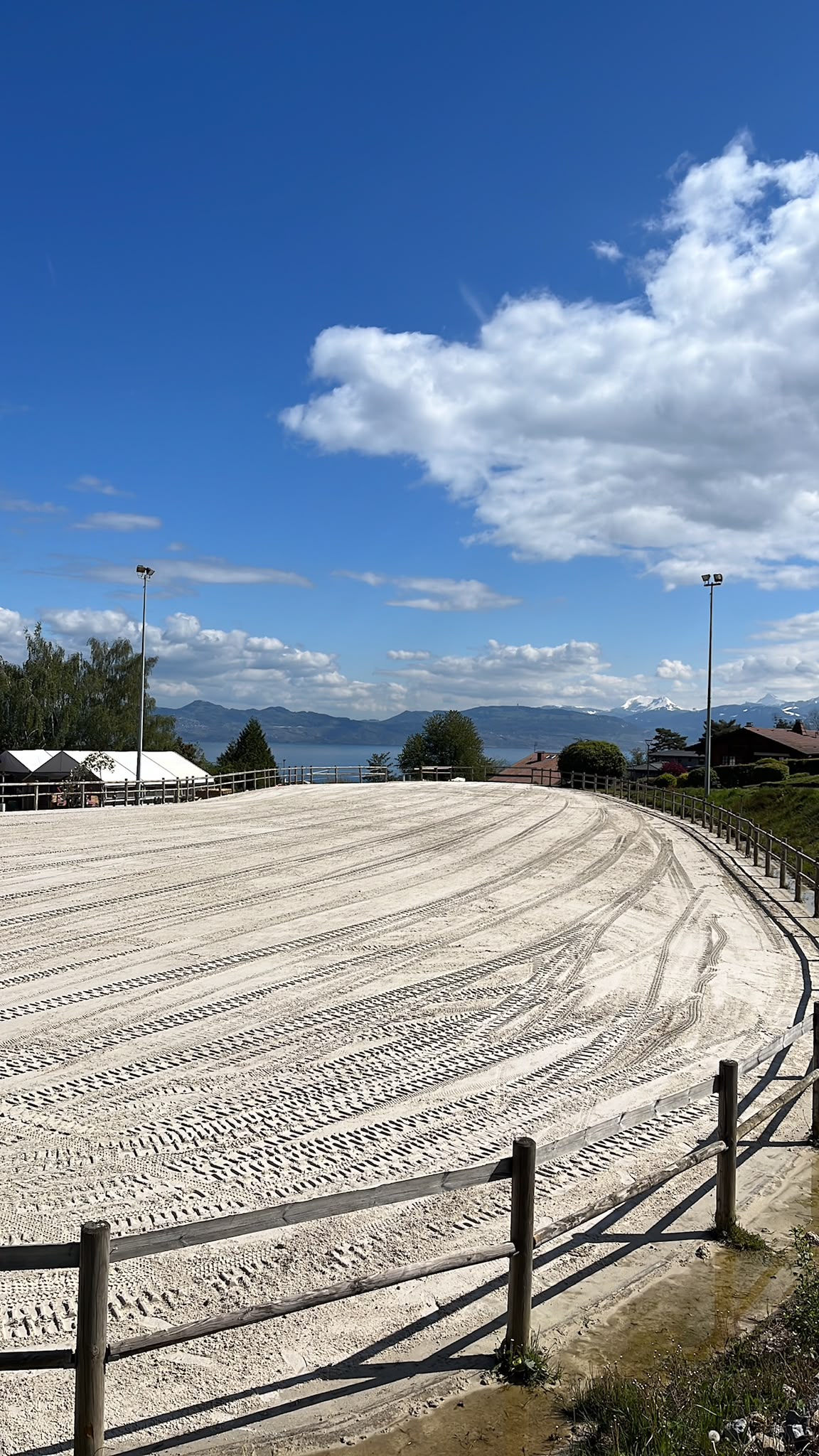 La grande carrière en sable du manège, face au lac Léman et aux montagnes