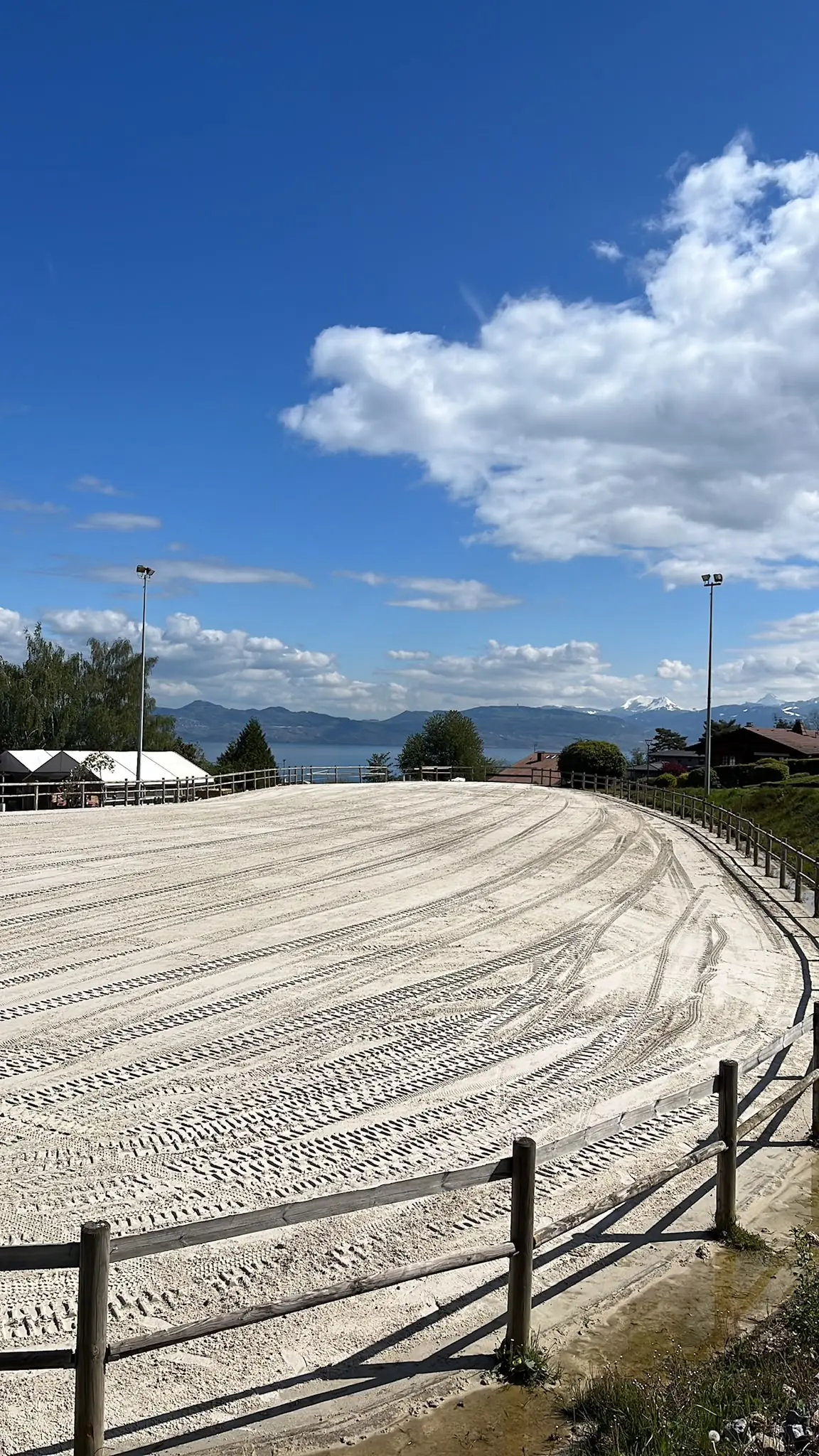 La grande carrière en sable du manège, face au lac Léman et aux montagnes