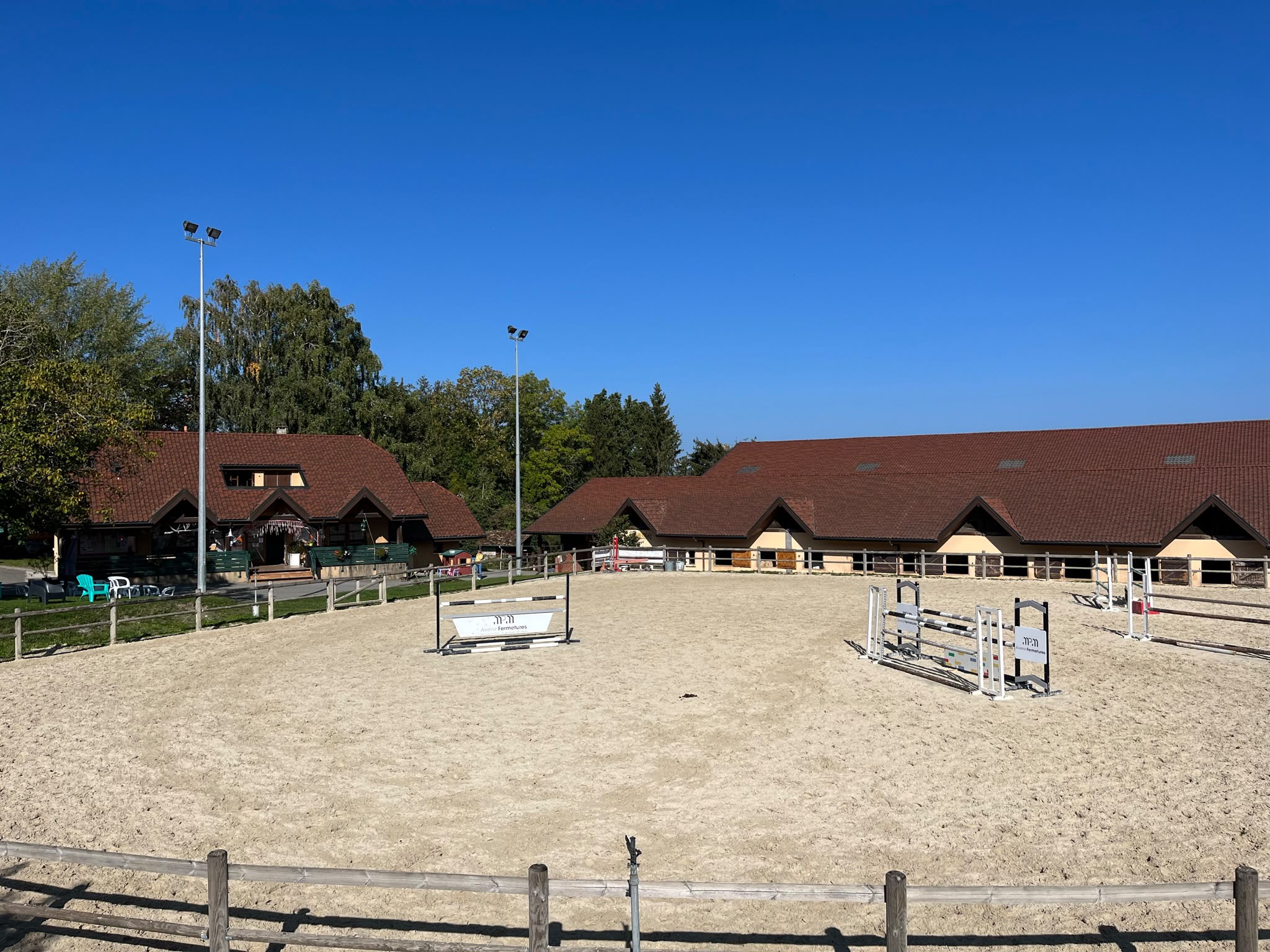 Le club house et la carrière du centre équestre