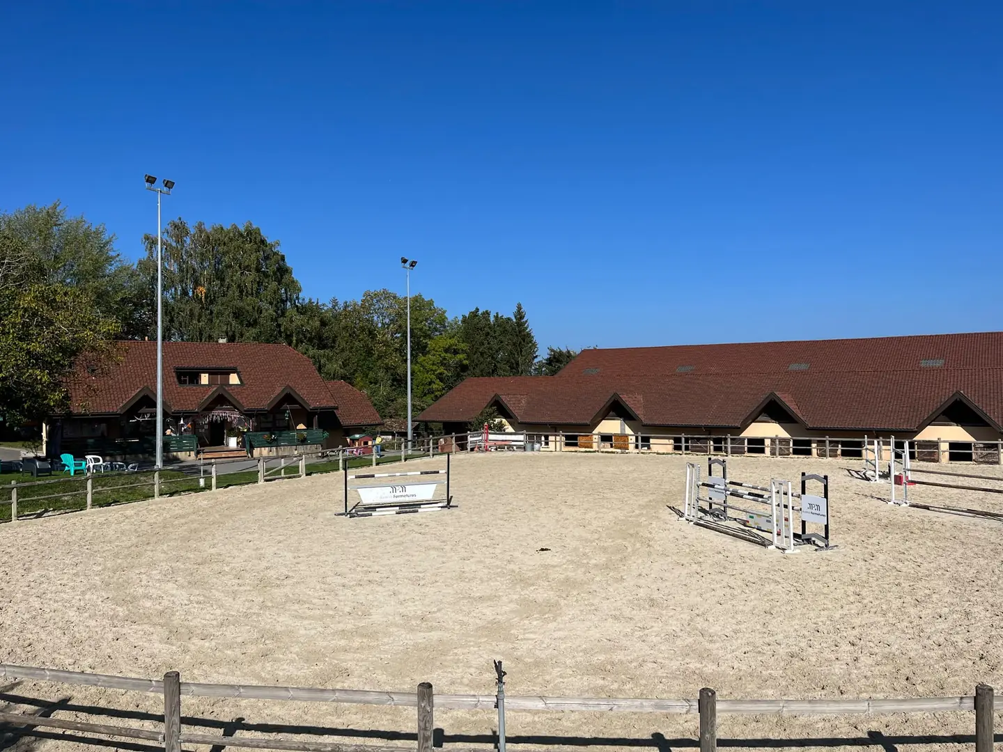 Le club house et la carrière du centre équestre