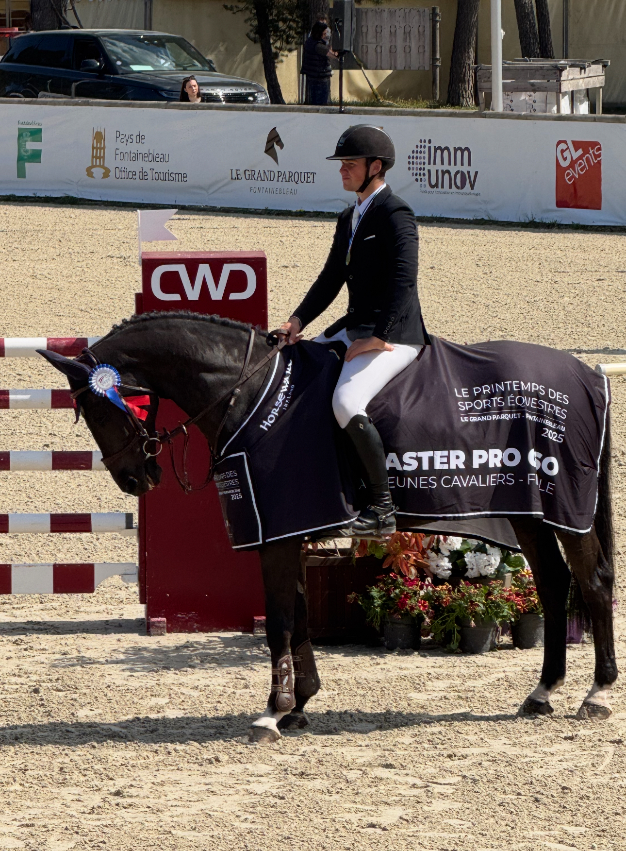 Cavalier de compétition en concours de saut d'obstacles