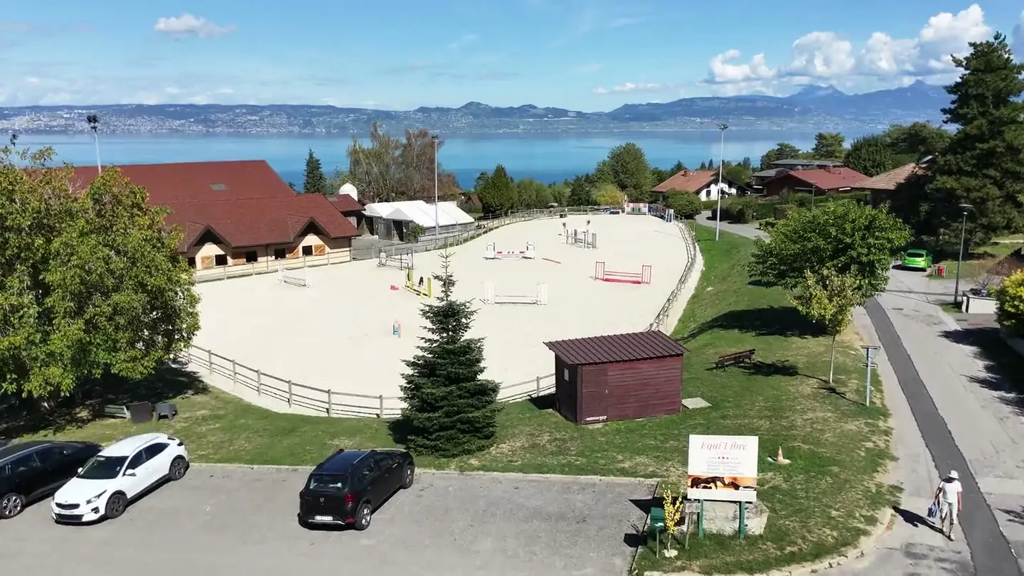 Vue aérienne du centre équestre sur les hauteurs d'Évian, face au lac Léman