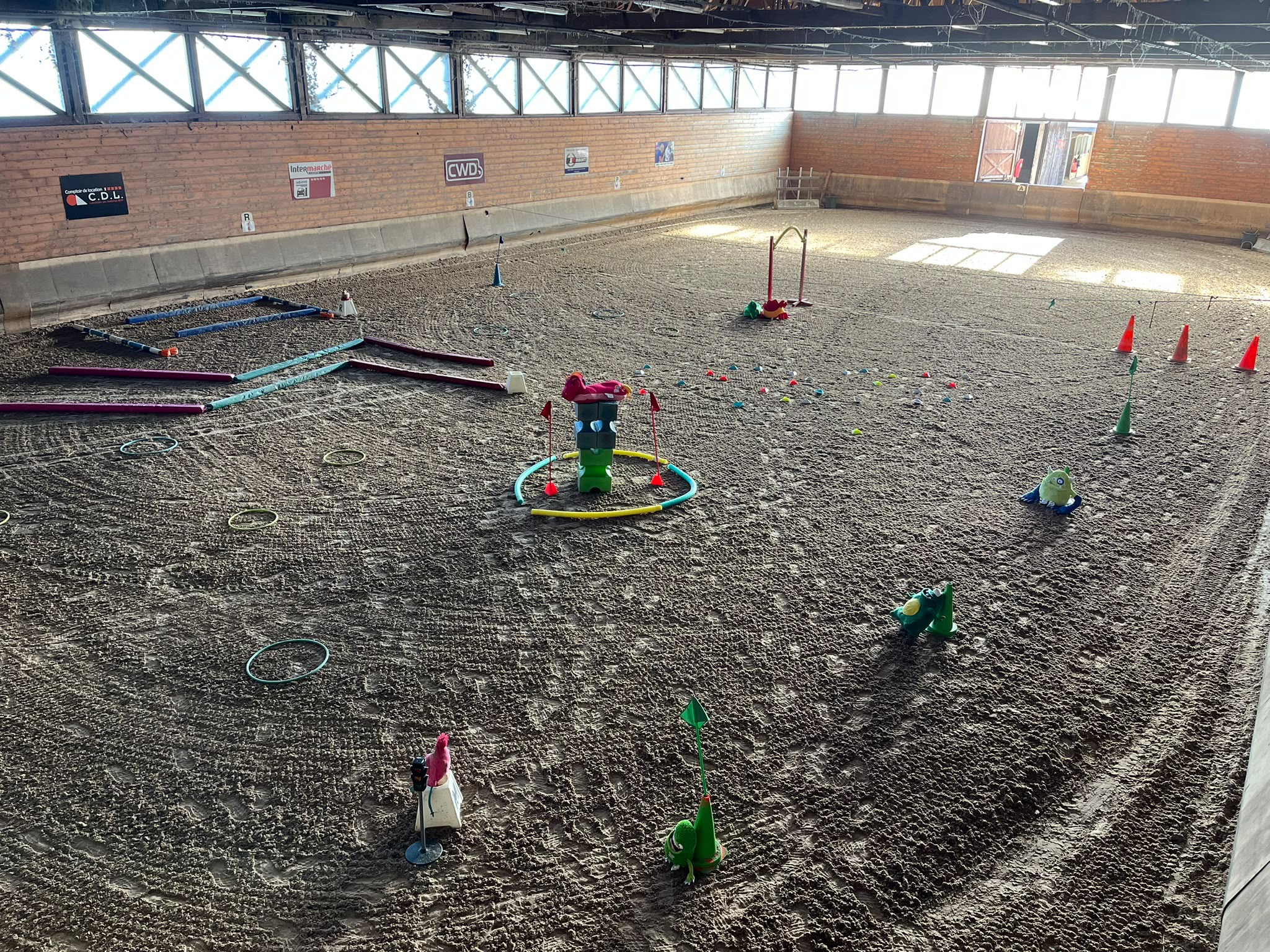 Parcours de jeux et d'obstacles ludiques installés dans le manège couvert