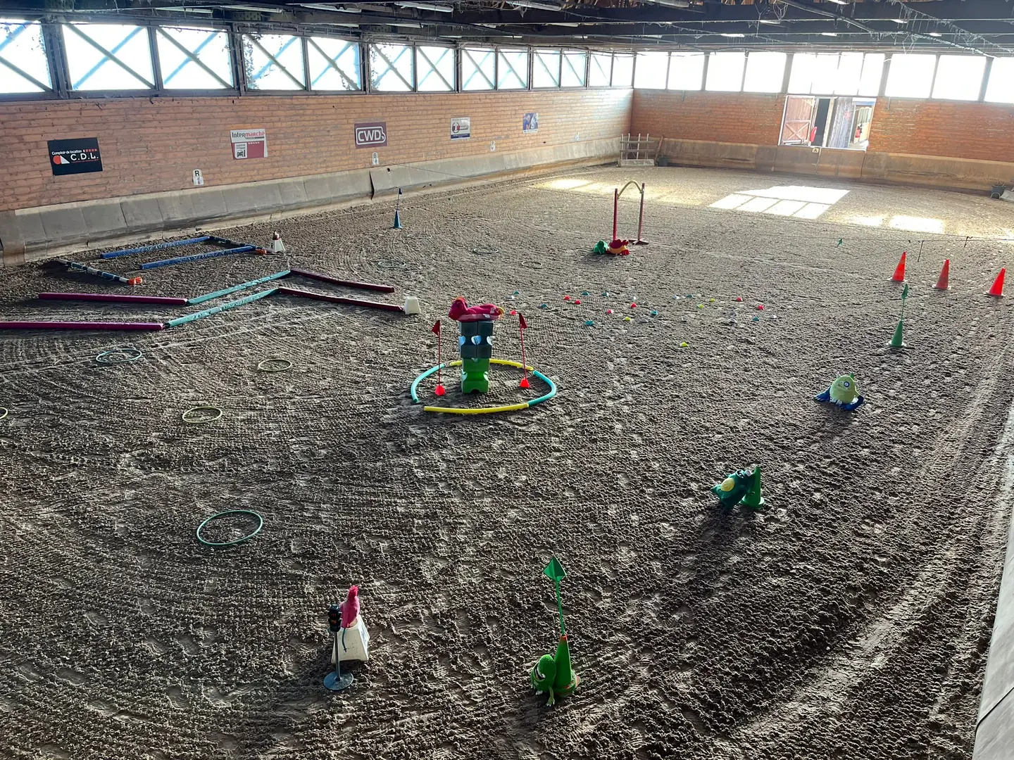 Parcours de jeux et d'obstacles ludiques installés dans le manège couvert