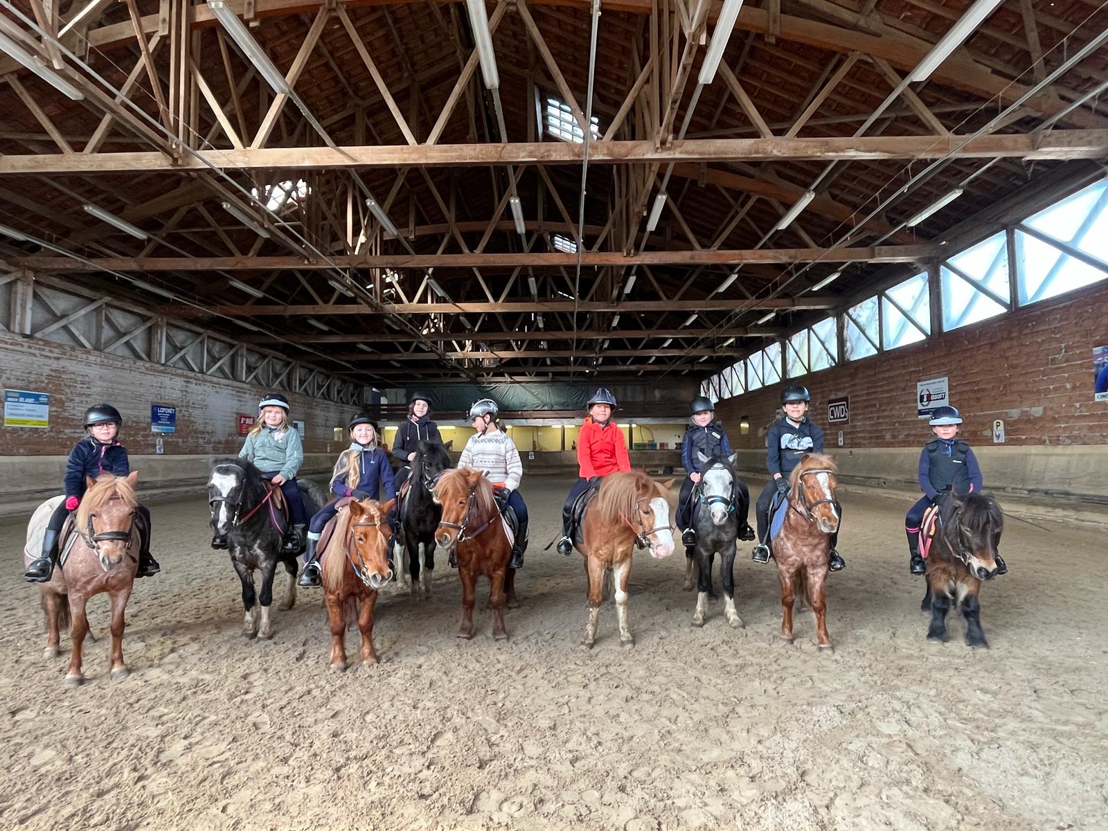 Cours collectif de poney au manège couvert
