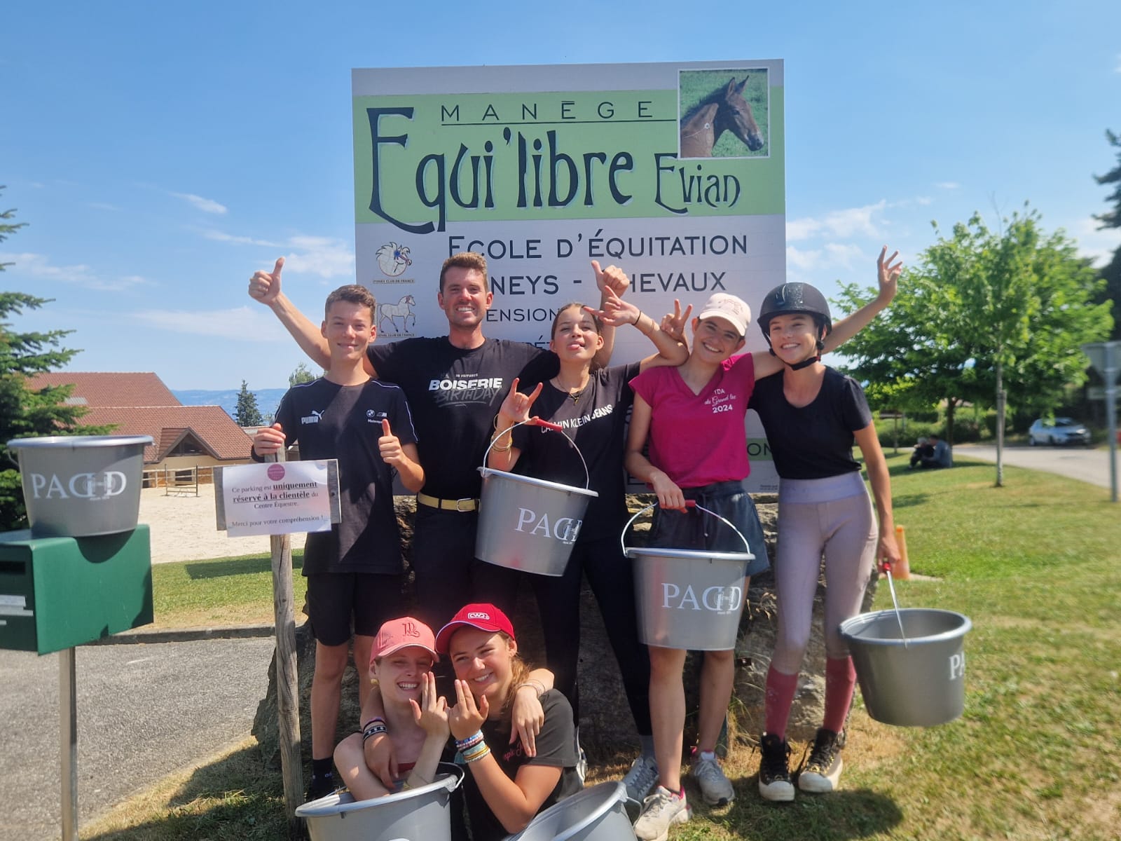L'équipe du Manège Equi'Libre Evian sous le soleil
