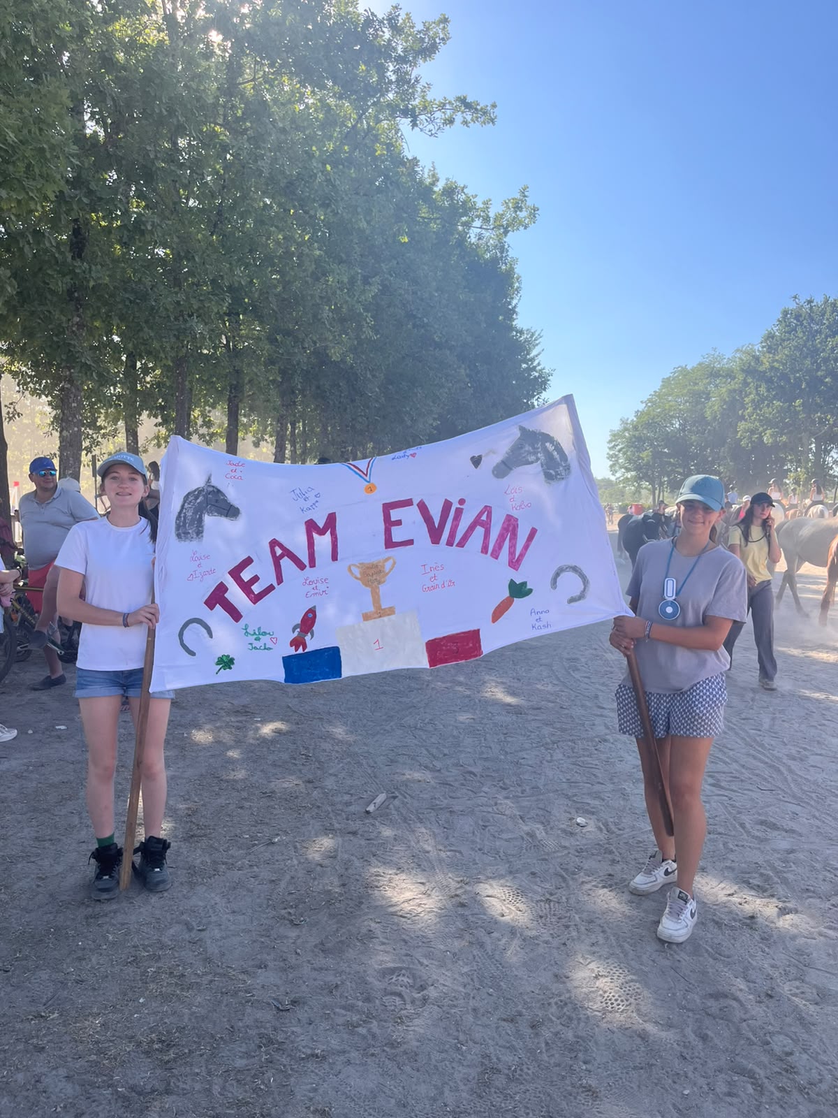 La bannière Team Evian portée par les jeunes cavalières